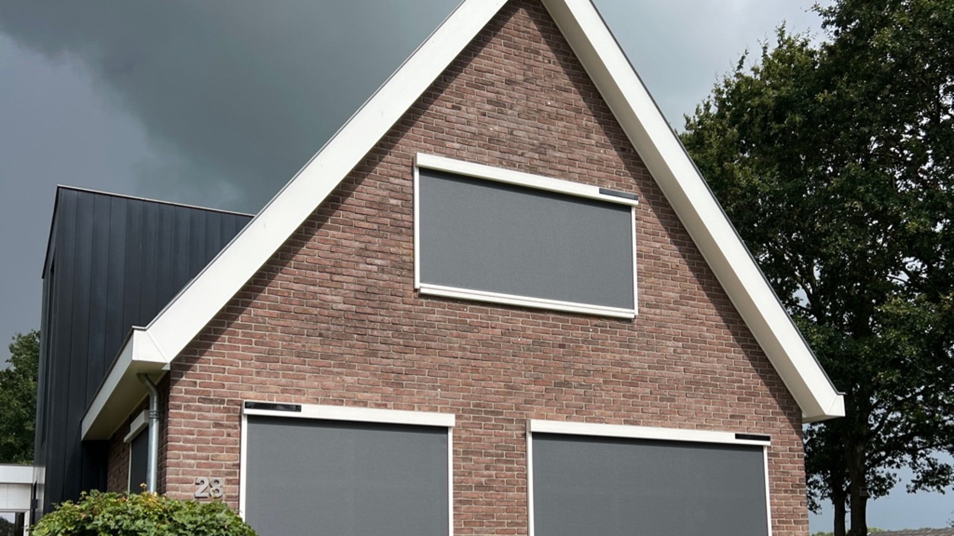 Geplaatste screens voor de ramen van een woning in Noordwolde